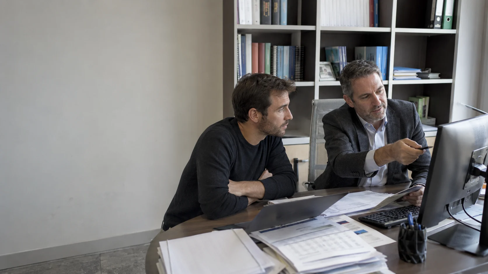 Un commercialista mostra dei dati su schermo a un cliente