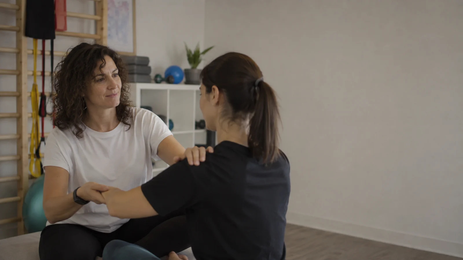 Un professionista sanitario accoglie una persona in uno studio ordinato e luminoso