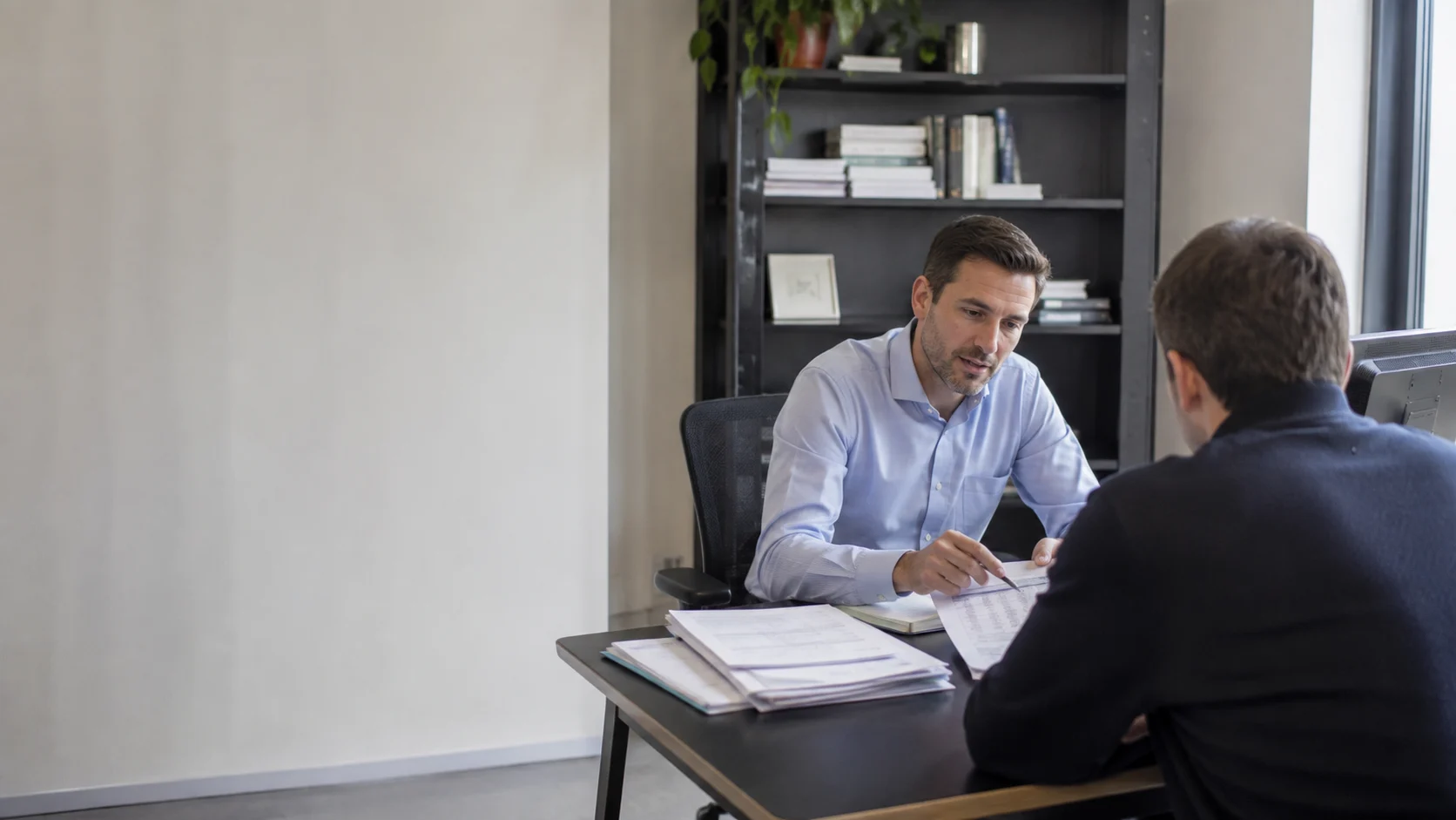 Un consulente finanziario spiega un piano a un cliente